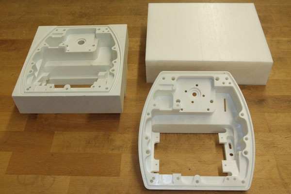 Vom Roh- bis zum Fertigteil – bei Centroplast kommt alles aus einer Hand, so auch im Falle der Bedienkonsole für Liquodrainagesysteme (siehe Foto auf der Vorderseite der Broschüre).