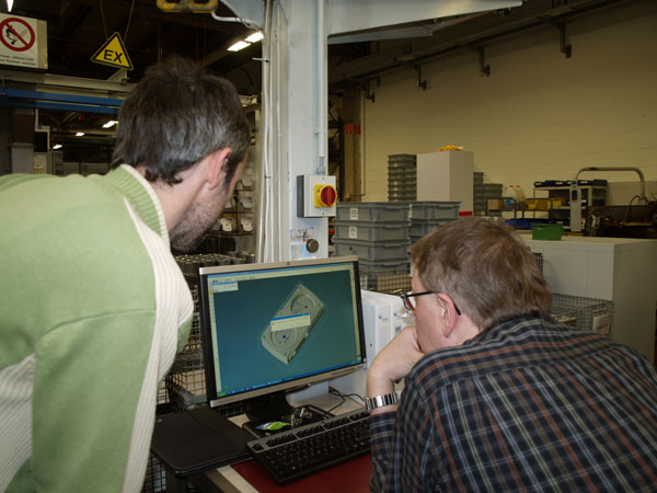 Jürgen Kohrmeyer (r.) klärt mit dem Virtual Gibbs-Anwendungstechniker (l.) Fragen zu Virtual Gibbs.