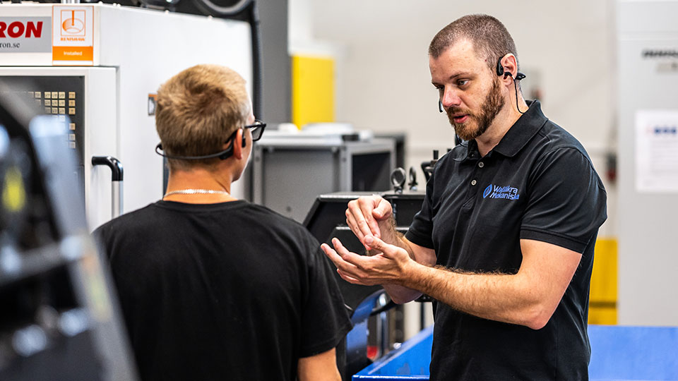 Continuous exchange: Owner Peter Strömberg engages with employees on the shop floor.