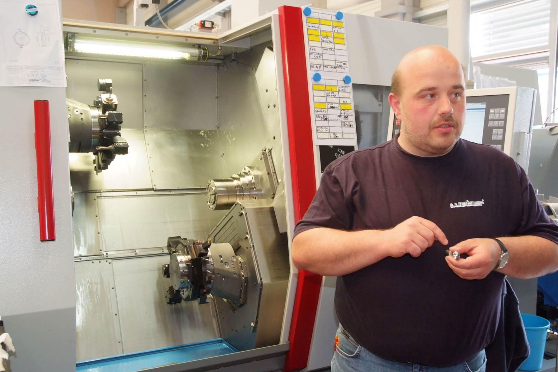 Bernd Haßler, Programmierer bei Weber Maschinenbau, vor dem Zweispindel-Drehzentrum, auf dem unter anderem die Gelenkköpfe der Pickersysteme gefertigt werden.